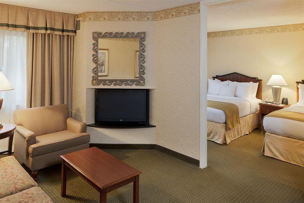 Doubletree Suites By Hilton Hotel Cincinnati - Blue Ash Sharonville Δωμάτιο φωτογραφία
