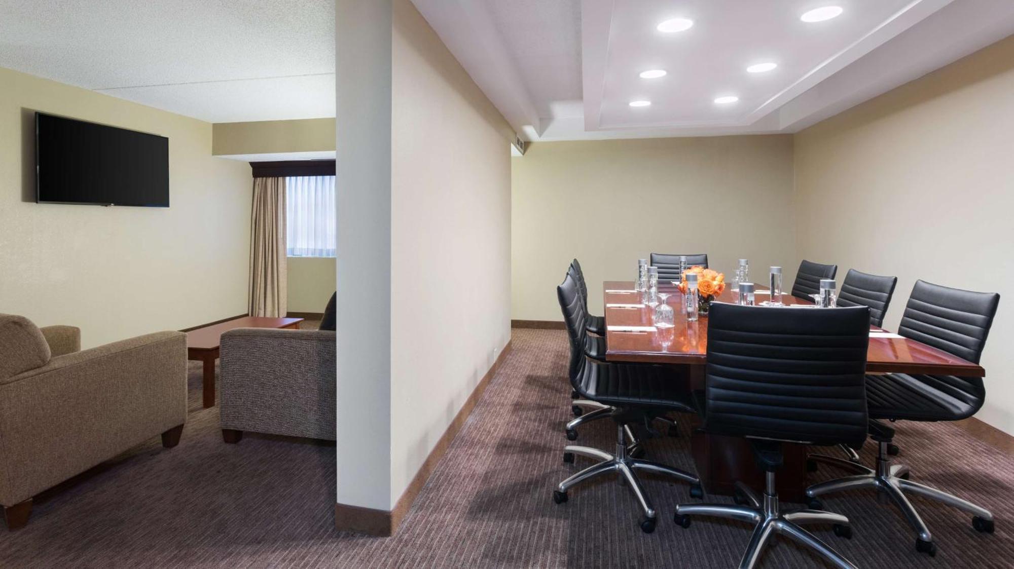 Doubletree Suites By Hilton Hotel Cincinnati - Blue Ash Sharonville Εξωτερικό φωτογραφία